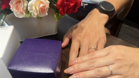 NIWAKA（ニワカ）の結婚指輪を着けたカップル