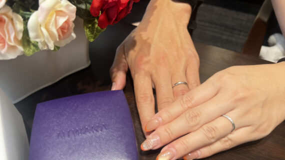 NIWAKA（ニワカ）の結婚指輪を着けたカップル