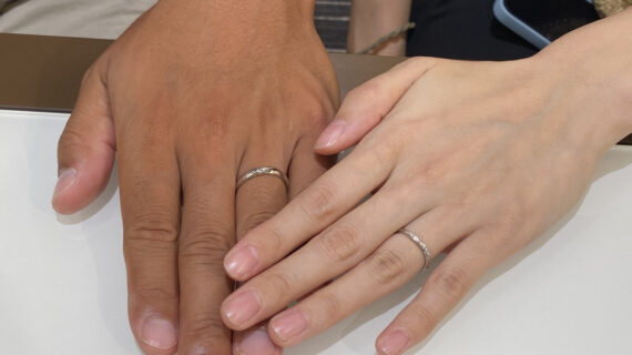 ルシエの結婚指輪を着用したカップル