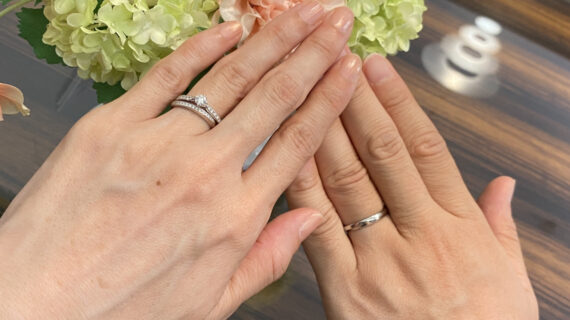 NIWAKAの婚約指輪と結婚指輪を着用したカップル