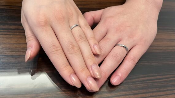 ニワカの結婚指輪を身につけるカップルの手元