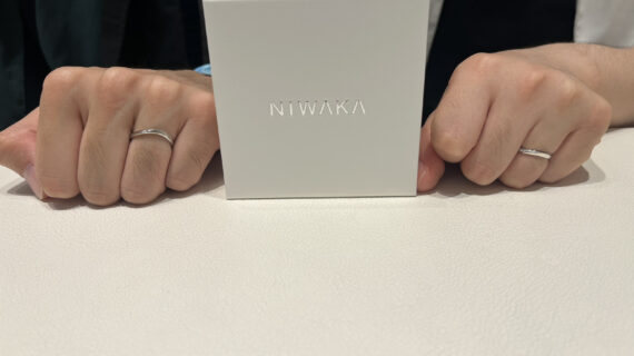 NIWAKAの指輪をつけた手元