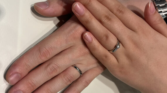 ロイヤルアッシャーの婚約指輪と結婚指輪をつけた手元