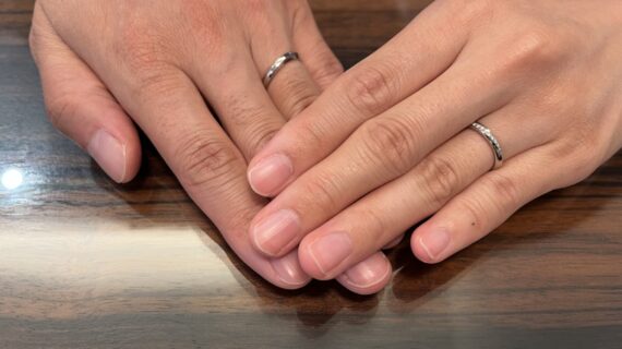 NIWAKAの結婚指輪を身につけるカップルの手元