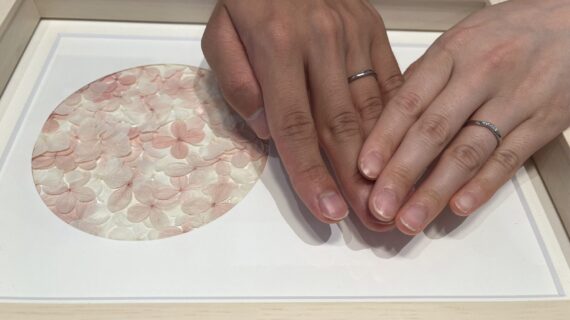 NIWAKAの結婚指輪を身につけるカップルの手元