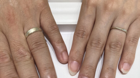 木目金屋の結婚指輪を身につけるカップルの手元