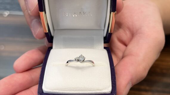 ニワカの婚約指輪を渡す瞬間の男性の手元