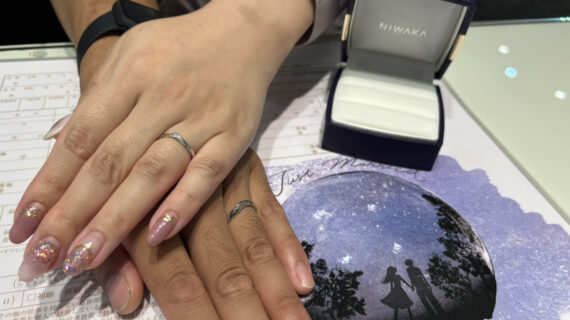 NIWAKA（ニワカ）の結婚指輪をつけているカップル