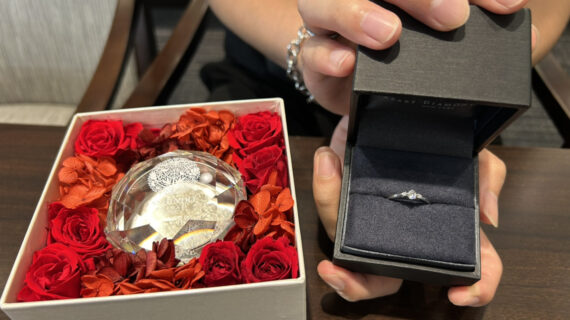 ラザールダイヤモンドの婚約指輪を持っている男性