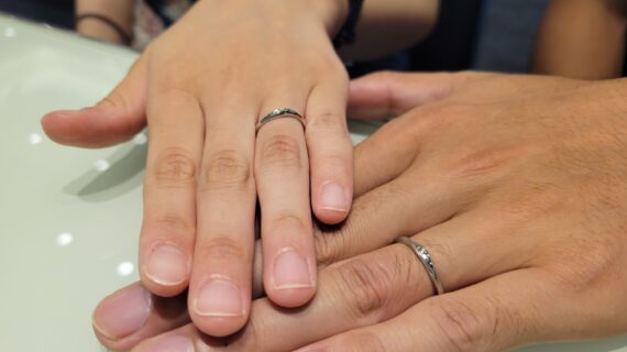 ノクルの結婚指輪を着けたカップルの手元