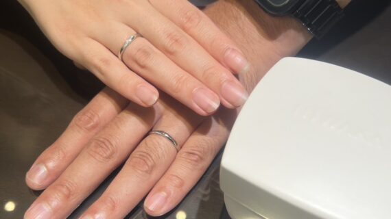 俄の結婚指輪をつけているカップル