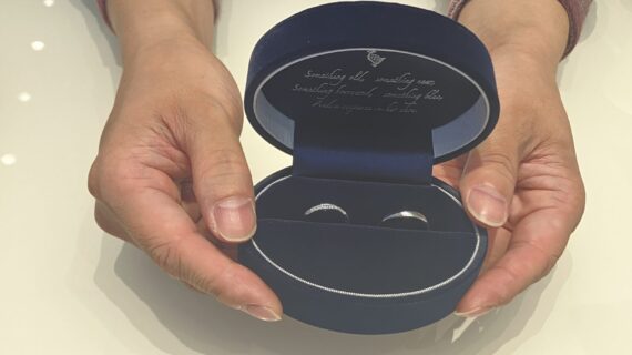 アイスブルーレーベルの結婚指輪を持った男性