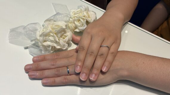ノクルの結婚指輪をつけたカップル