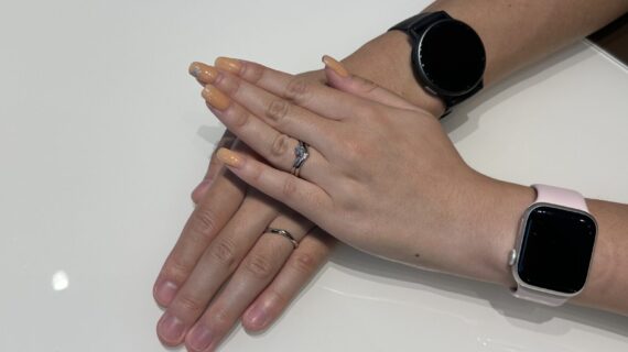 NIWAKAの結婚指輪をつけたカップル