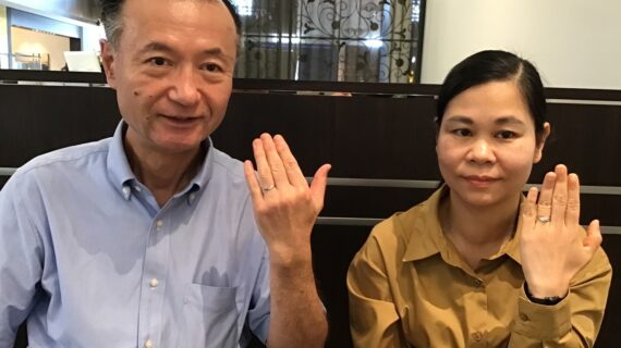 NIWAKAの婚約指輪と結婚指輪を着けた夫婦
