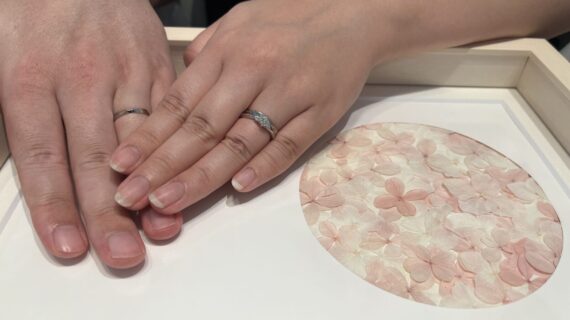 ラザールダイヤモンドの婚約指輪と結婚指輪を選んだカップル