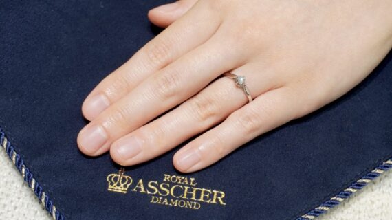 ロイヤル・アッシャーの婚約指輪を着けた女性の手元