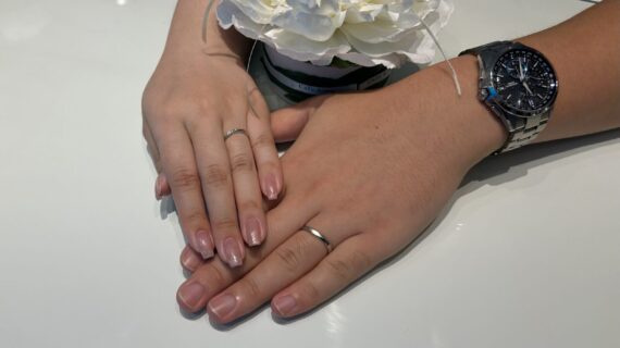 カフェリングの結婚指輪をつけたカップル