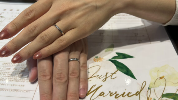 ロイヤルアッシャーの結婚指輪を着けているカップル