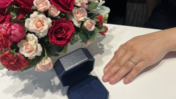 ロイヤルアッシャーの婚約指輪を着けた女性