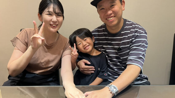 NIWAKAとルシエの結婚指輪を着けたご夫婦とお子様
