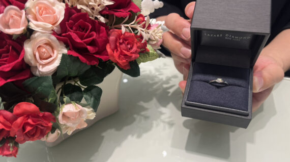 ラザールダイヤモンドの婚約指輪のケースを持つ男性