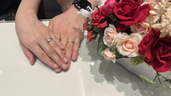 NIWAKAの結婚指輪を着けたカップル