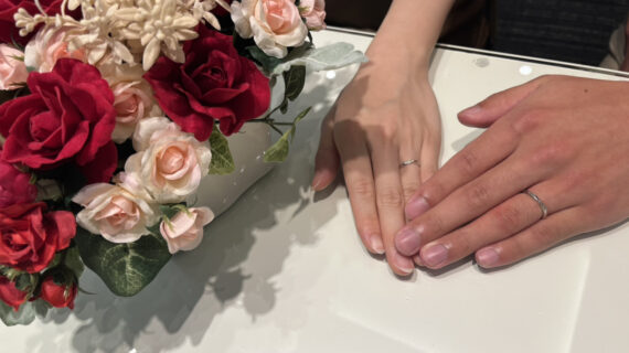 NIWAKAの結婚指輪を着けたカップル