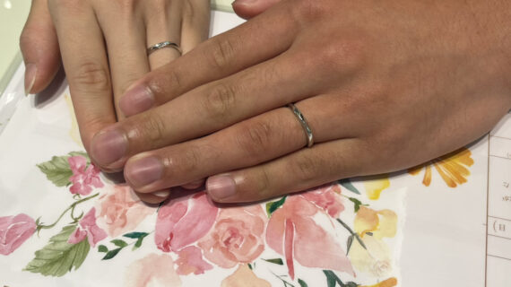 NIWAKAの結婚指輪をつけたカップル