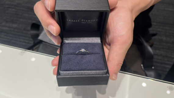 ラザールダイヤモンドの婚約指輪のケースを持つ男性