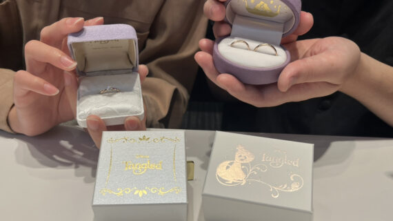 ディズニーラプンツェルの結婚指輪を着けたカップル