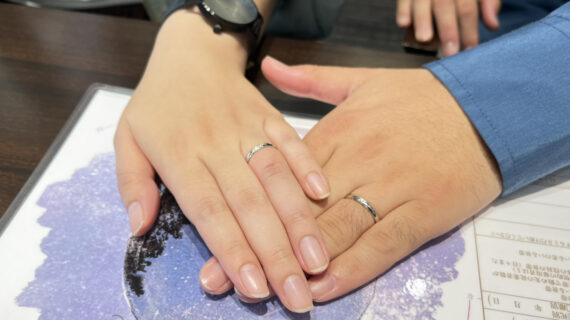 ロイヤル・アッシャーの結婚指輪を着けた男女の手元