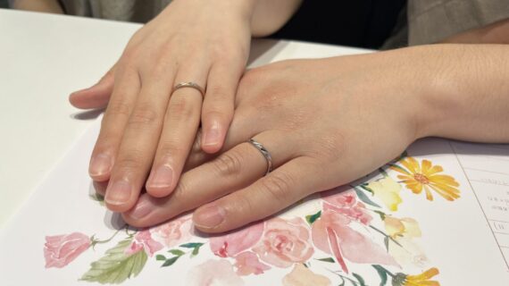 ディズニーラプンツェルの結婚指輪を着けた男女