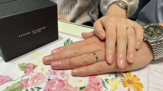 ラザールダイヤモンドの結婚指輪を着けた男女の手元