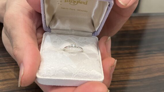 ディズニーラプンツェルの婚約指輪を渡す瞬間の男性の手元
