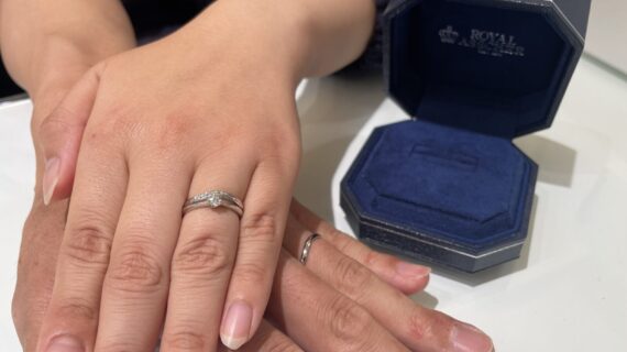 ロイヤル・アッシャーの婚約指輪と結婚指輪を着けているカップルの写真