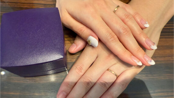 ニワカの結婚指輪をつけているカップル