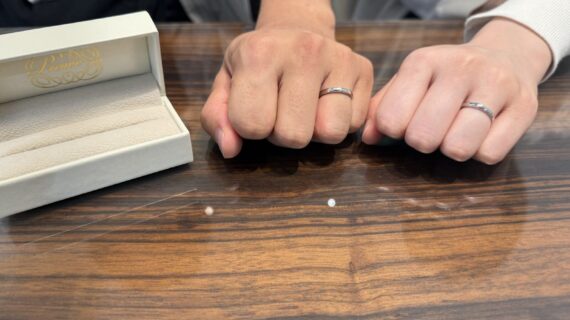 プルーブの結婚指輪をつけているカップル