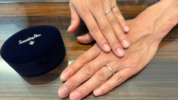 サムシングブルーの結婚指輪をつけているカップル