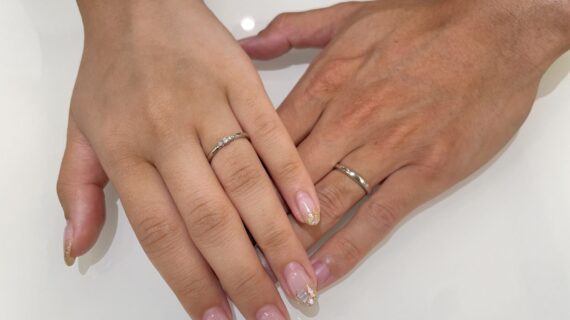 ルシエの結婚指輪を着けているカップルの写真