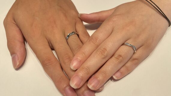 ロイヤル・アッシャーの結婚指輪を着けているカップル