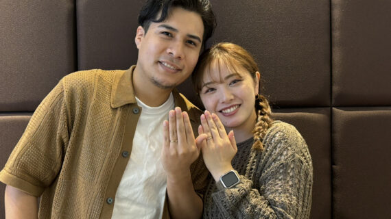 ディズニー美女と野獣の結婚指輪を着けたカップル