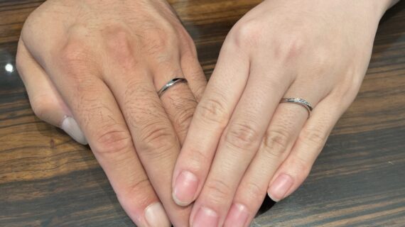 カフェリング ローブドゥマリエの結婚指輪を着けているカップルの写真