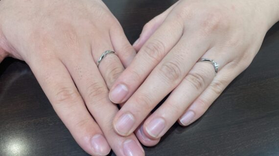 ニワカの結婚指輪を着けているカップルの写真