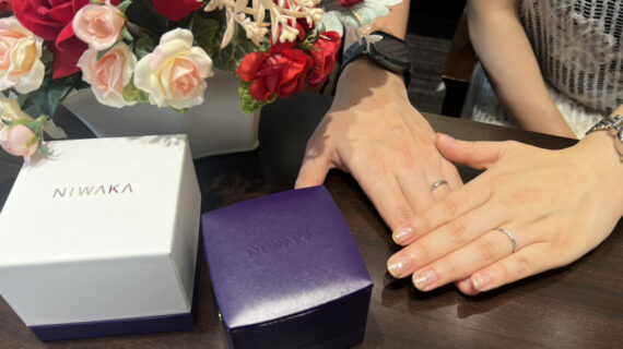 NIWAKA（ニワカ）の結婚指輪を着けたカップル
