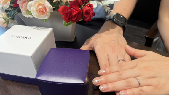 NIWAKA（ニワカ）の結婚指輪を着けたカップル