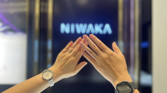 NIWAKA（ニワカ）の結婚指輪を着けたカップル