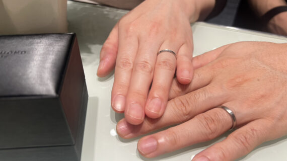 ラザールダイヤモンドの結婚指輪を着けたカップル