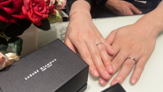 ラザールダイヤモンドの結婚指輪を着けたカップル