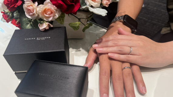 ラザールダイヤモンドの結婚指輪を着けたカップル